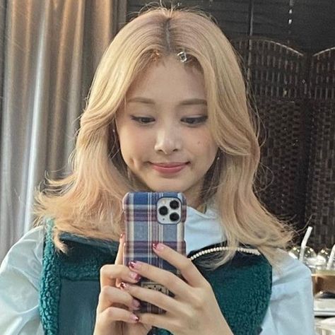 Tzuyu Icon, Nayeon Icons, Chou Tzuyu, Twice Tzuyu, Tzuyu Twice, Kpop Icons, One In A Million, Blonde Hair, A Girl