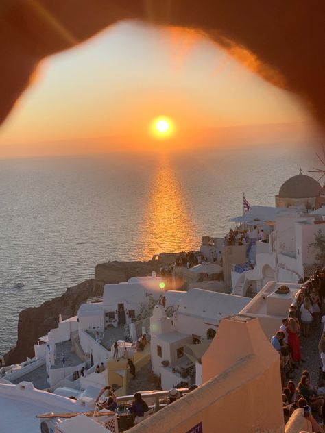 Beautiful and the best sunset in Santorini Sunset In Greece, Greece Sunset, Oia Greece, Oia Santorini Greece, Santorini House, Santorini Sunset, Oia Santorini, Italy Aesthetic, Pop Socket