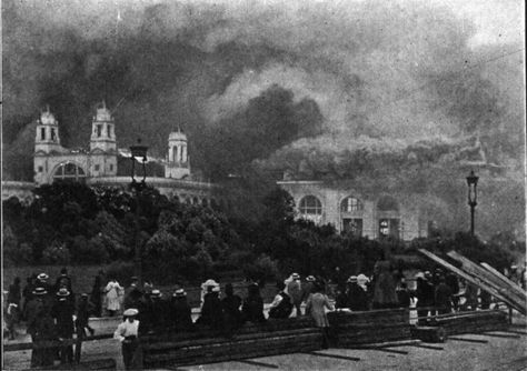 In 1893, the grounds where the World's Columbian Expo were held caught fire, and this ancient image preserves the hysteria. Columbian Exposition 1893, Chicago Cultural Center, World's Columbian Exposition, Chicago Pictures, Visit Chicago, Early Photos, Chicago History, Park In New York, Big Cities