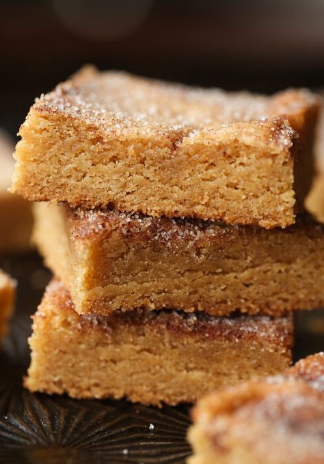 Churro Bars! These are chewy and loaded with cinnamon sugar! Just like a churro in bar form! Churro Bars, Churro Bar, Churro Dessert, Bars Cookies, Sweet Bar, Mexican Dessert, Bar Recipe, Bar Cookies, Food Vids