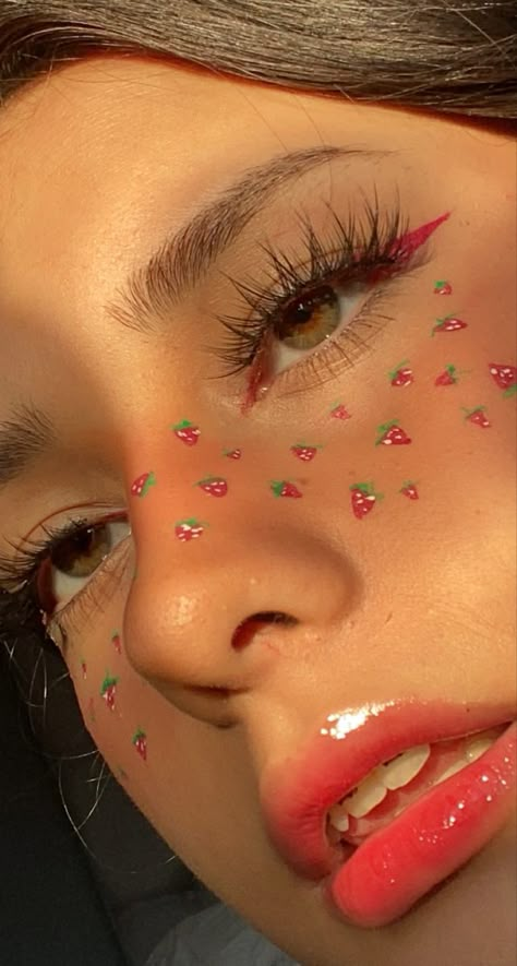 Strawberry Shortcake Makeup Ideas, Strawberry Shortcake Makeup Halloween, Strawberry Make Up Look, Strawberry Make Up Ideas, Strawberry Eyeliner, Fruit Eye Makeup, Strawberry Makeup Aesthetic, Strawberry Eyeshadow Look, Fruit Makeup Looks