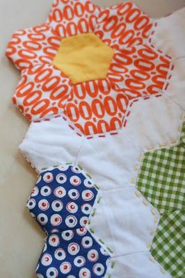 badskirt: Tutorial - Finishing Your Hexagon Quilts Hexagon Quilt Tutorial, Hexagon Flowers, Hexie Quilts Patterns, Hexie Quilts, Grandmothers Flower Garden Quilt, Hexagon Quilt Pattern, Hexagon Patchwork, Hexagon Quilts, Flower Garden Quilt