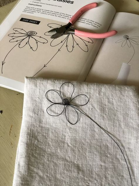 Springtime Crafts, Diy Fleur, Wire Art Sculpture, Wire Diy, Wire Flowers, Pretty Decor, Slow Stitching, Wire Sculpture, Wire Crafts