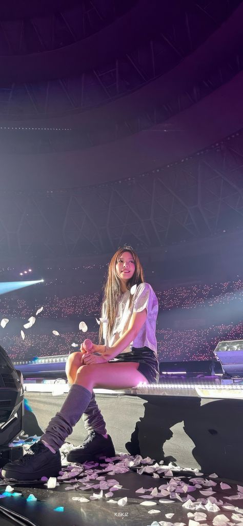 Blackpink Jennie Concert, Jennie Concert, Concert Pictures, Jennie Wallpaper, Hair Care Recipes, Concert Aesthetic, Jen Videos, Picture Icon, Jennie Kim Blackpink