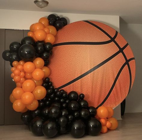 Basketball Themed Birthday Party, Bolo Fake, Themed Birthday Party, Balloons, Basketball, Birthday Party, Birthday, Black