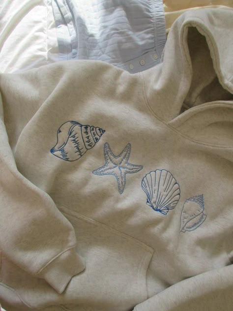 Dive into comfort with the Casual Seashell Hoodie, featuring a unique seashell and starfish design. Perfect for casual wear, this hoodie adds a touch of the sea to your everyday style. Crafted with a one-of-a-kind seashell and starfish design, this Hoodie offers comfort and effortless style for any occasion. Cute Hoodies, Sport Sweater, Soft Hoodie, Sports Sweatshirts, Pocket Top, Cozy Fits, Birthday Wishlist, Christmas Wish List, Look Casual