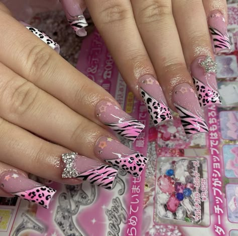 200s Nails Design, Nail Designs 90s, 2yk Nails, Stilleto Y2k Nails, Zebra Print Nails Y2k, Y2k Nail Inspo Cheetah Print, Mcbling Nails, Nails Pink Acrylic, Pink Zebra Nails Y2k