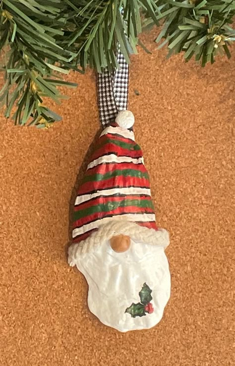 Oyster Shell Gnome Oyster Shell Painting, Shell Ornaments Diy, Christmas Painting On Wood, Paint Shells, Shell Christmas Ornaments, Oyster Shell Christmas, Oyster Crafts, Oyster Shell Ornaments, Holiday Crafts Decorations