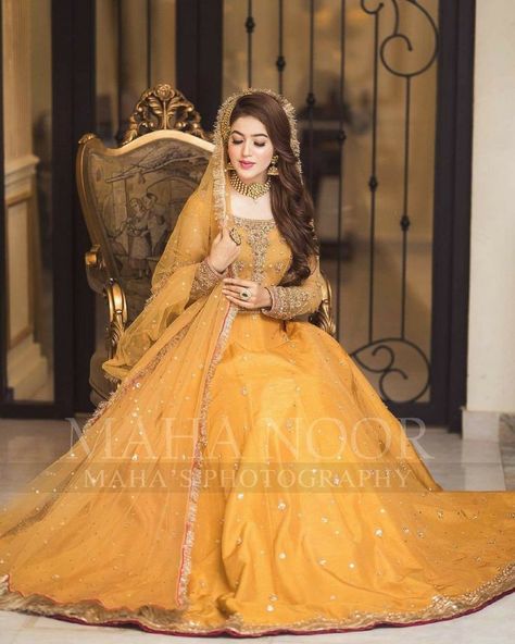 Valima Hairstyle, Simple Mehndi Dresses, Mehandi Dress, Mayon Dresses, Haldi Dress, Dresses Pakistani, Bridal Mehndi Dresses, Mehndi Dresses, Scary Facts