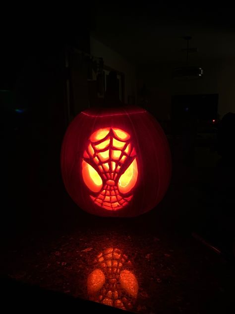 Spider Man Jack O Lantern, Pumpkin Carving Ideas Spiderman, Pumpkin Carving Spiderman, Pumpkin Carving Marvel, Pumpkin Carving Ideas Marvel, Marvel Pumpkin Carving Ideas, Spiderman Pumpkin Carving, Fnaf Pumpkin, Marvel Pumpkin Carving