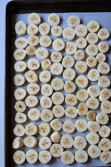 Baked Banana Chips, Banana Chips Recipe, Chocolate Covered Banana Bites, Frozen Fruit Smoothie, Peanut Butter Bites, Chocolate Covered Bananas, Frozen Banana Bites, Banana Bites, Yogurt And Granola