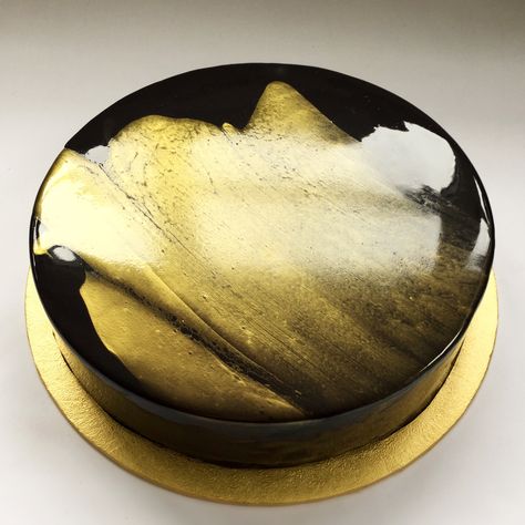 Matcha sponge cake layered with matcha mousse, adzuki beans and chocolate/gold mirror glaze. Gold Mirror Glaze Cake, Mouse Cake With Mirror Glaze, Chocolate Mirror Glaze Cake Decoration, Mirror Glaze Cake Decoration, Glace Cake, Mousse Cake Mirror Glaze, Mirror Cakes, Matcha Mousse, Black And Gold Cake