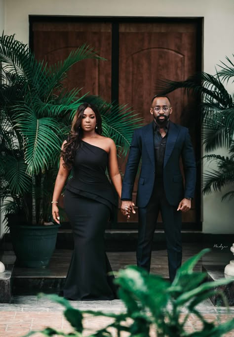 Engagement Posing Ideas, Shooting Photo Couple, Pre Wedding Photoshoot Outfit, Pre Wedding Shoot Ideas, Couple Engagement Pictures, Engagement Pictures Poses, Anniversary Photoshoot, Couples Engagement Photos, Bella Naija Weddings