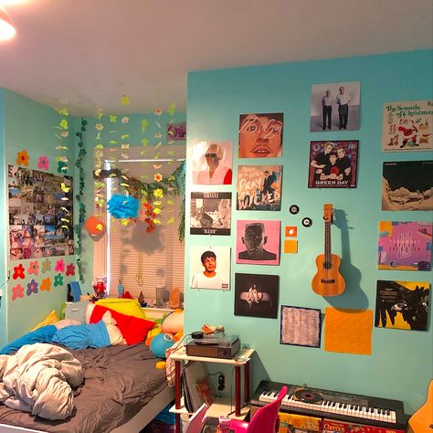 Nonbinary Room Ideas, Blue Indie Room, Gen Z Room, Artsy Bedroom, Artistic Room, Aesthetic Room Ideas, Bedroom Wall Colors, Indie Room Decor, Wall Tattoo