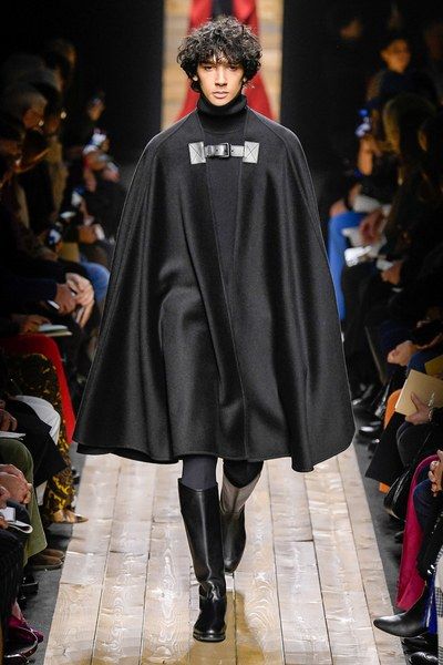 Michael Kors Collection Fall 2020 Ready-to-Wear Collection - Vogue Mens Cape, Michael Kors Fall, Cape Fashion, Black Cape, Men Stylish Dress, Fresh Outfits, Mens Luxury Fashion, Mode Casual, Fantasias Halloween