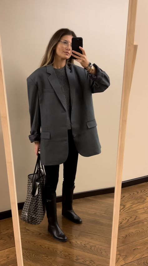 Oversized Grey Blazer Outfits, Blazer Grey Outfit Women, Grey Blazer Winter Outfit, Big Blazer Outfit, Dark Grey Blazer Outfit, Grey Blazer Outfit, Minimalist Outfits, Grey Outfit, Grey Blazer