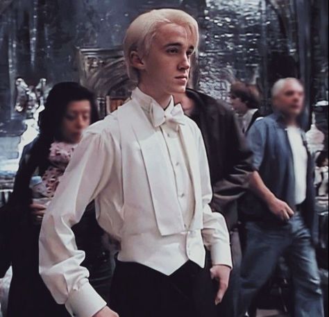 tom felton on set for harry potter and the goblet of fire-yule ball Malfoy Family, Draco Malfoy Hot, Draco Malfoy Imagines, Draco Malfoy Aesthetic, Draco And Hermione, Tom Felton Draco Malfoy, Images Harry Potter, Draco Harry Potter, Harry Potter Draco Malfoy