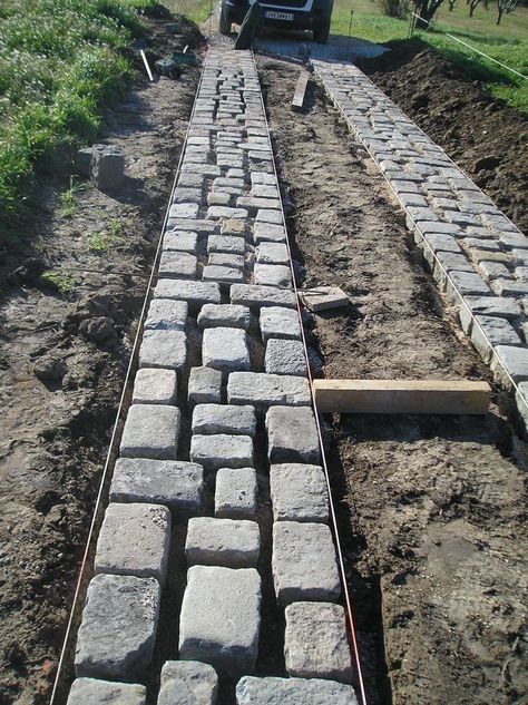 Stone Pathway Ideas, Grass Driveway, Driveway Entrance Landscaping, Diy Driveway, Pathway Ideas, Garden Pathways, Pathway Landscaping, Driveway Design, Driveway Landscaping