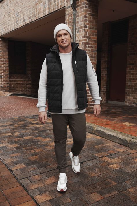 Male Model wearing puffer vest and grey jumper with matching beanie Puffer Vest Men Outfit, Men Puffer Vest Outfits, Tall Guy Outfits, Mens Puffer Vest Outfit, Mens Sweatshirt Outfit, Puffer Vest Outfit Men, Mens Fall Street Style, Grey Vest Outfit, Vest Men Outfit