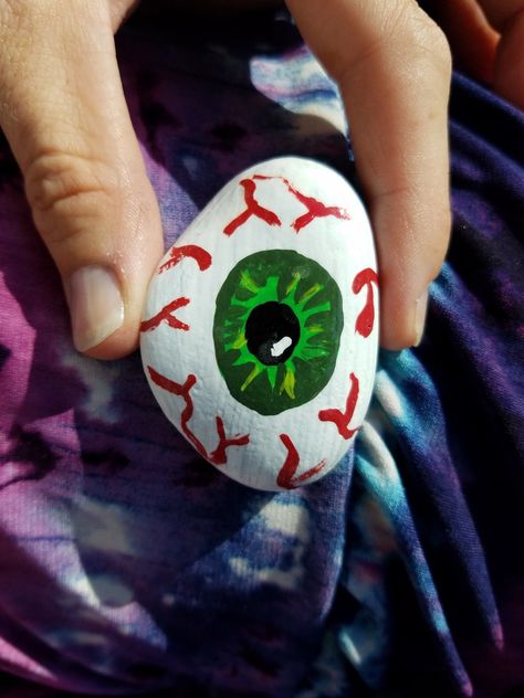 Eyeball rock painting by Ashley Jungferman Eyeball Rock Painting, Groovy Drawings, Halloween Rock Painting Ideas, Halloween Rock Painting, Halloween Painted Rocks, Painted Rock Ideas, Halloween Pumpkin Diy, Painted River Rocks, No Carve Pumpkin Decorating