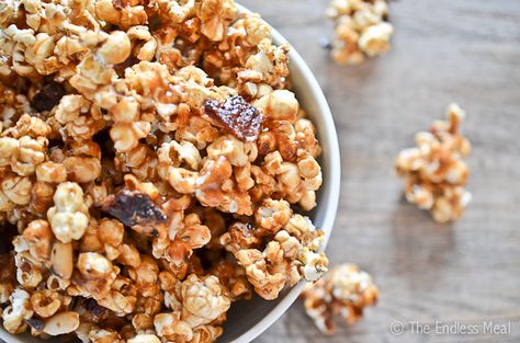 Bacon Caramel Popcorn Flavored Popcorn Recipes, Homemade Caramel Corn, Cherries Salad, Popcorn Recipes Caramel, Caramelized Bacon, Popcorn Treats, Flavored Popcorn, Caramel Corn, Popcorn Recipes