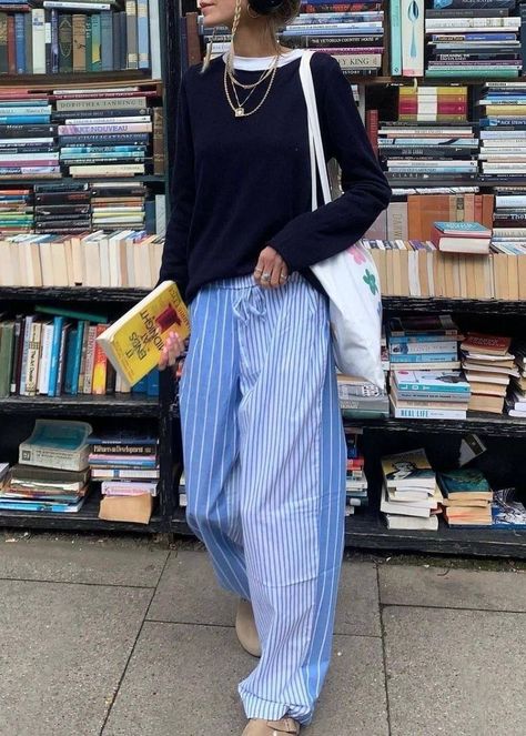 Striped Trousers Outfit, Fall Reset, Teaching Fits, Pijama Pants, Stripe Pants Outfit, Style Kendall Jenner, Twenties Style, Japan Outfits, Aesthetic Street