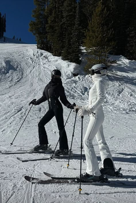 White Ski Outfit, Ski Holiday Outfit, Ski Outfit Aesthetic, Cute Ski Outfits, Ski Fashion Womens, Ski Trip Aesthetic, Ski Fits, Ski Vibes, Ski Pictures