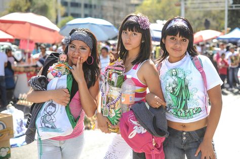 The best of Mexico City's photojournalism – in pictures Mexico City Fashion, Latina Culture, Mexican Artwork, 2000s Fashion Trends, Hair Catalog, Fashion Aesthetics, People Of The World, 2000s Fashion, Photojournalism