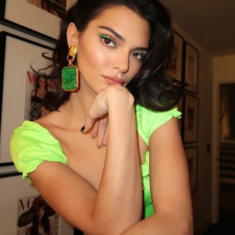 Neon Green Eyeliner, Neon Green Outfits, Neon Eyeliner, Neon Green Top, Neon Green Dresses, Hairstylist Branding, Stile Kendall Jenner, Kendall Jenner Makeup, Green Eyeliner