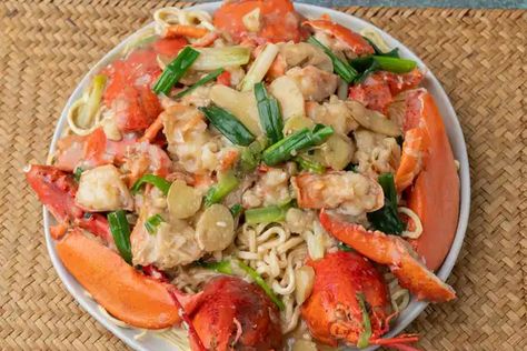 Lobster Yee Mein (龍蝦伊麵) | Made With Lau Chinese Banquet, Stir Fry Ingredients, Garlic Fries, Chow Mein, Oyster Sauce, Kikkoman Soy Sauce, Cooking Wine, Noodle Recipes, Taste Testing