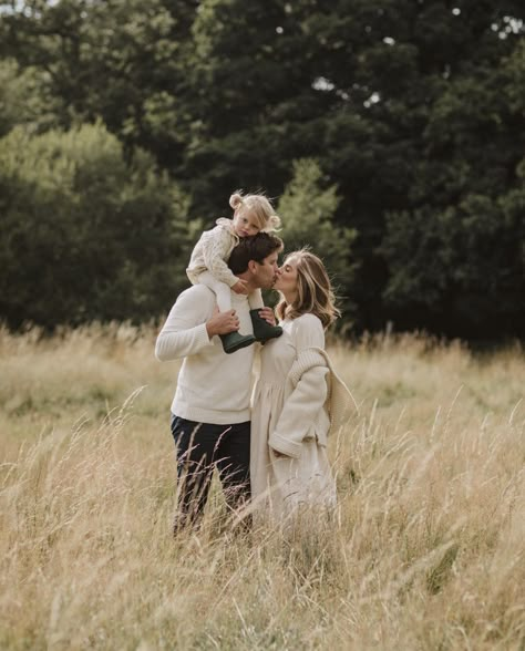 Fall Photoshoot Family, Outdoor Family Pictures, Outdoor Family Photoshoot, First Family Photos, Christmas Family Photoshoot, Cute Family Photos, Family Photos With Baby, Fall Family Portraits, Family Photoshoot Poses