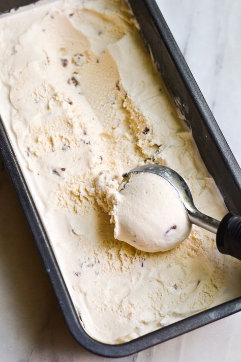 Incredible ice cream spiked with Bailey's and studded with buttery toasted pecans! Ice Creame, Baileys Ice Cream, Boozy Ice Cream, Ice Cream Recipes Machine, Chocolate Fudge Sauce, Butter Pecan Ice Cream, Pecan Ice Cream, Homemade Ice Cream Recipes, Waffle Cone