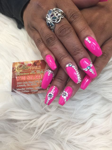 Hot pink and rhinestone designs Hot Pink Acrylic Nails With Rhinestones, Hot Pink Nails With Diamonds Rhinestones, Hot Pink Nails With Rhinestones, Hot Pink Bling Nails Rhinestones, Hot Pink Jeweled Nails, Summer Nails Diy, Concert Nails, Neon Nail Designs, Nail Design Video