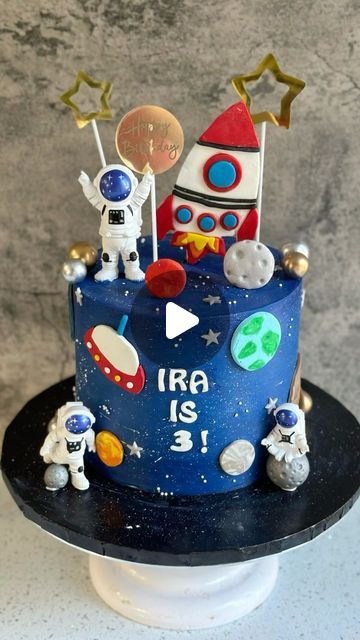 Birthday Cake Space Theme, Astronaut Birthday Cake, Cake Designs Birthday Kids Boy, Astronaut Cake Birthday, Space Cakes Kids Boy Birthday, Space Theme Cupcakes, Astronaut Theme Birthday Cake, Astronaut Cake, Space Theme Cake