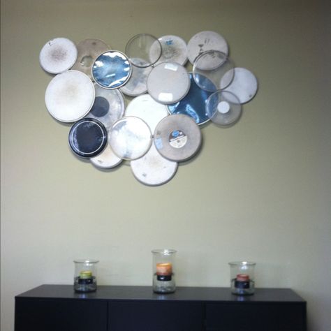 drum-head wall art. I'm looking to do something like this, but maybe paint them? Not sure. Any ideas of what to do with LOTS of left over drum heads. Drum Heads Art, Drum Head Art, Drum Decoration, Drum Furniture, Chinese Drum, Diy Drum, Drum Lessons For Kids, Drums Artwork, Music Furniture