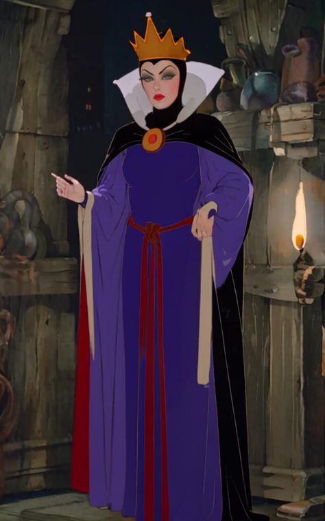 Queen Snow White, Snow White Queen, All Disney Characters, Snow White Costume, 7 Dwarfs, Fairest Of Them All, Queen Dress, Disney Holiday, Evil Queen