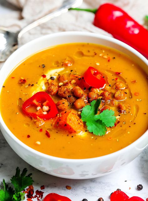 Chilli Butternut Squash Soup - UK Health Blog - Nadia's Healthy Kitchen Squash Chilli Recipes, Vege Meals, Butternut Squash Chilli, Soup Recipes Uk, Pomegranate Seeds Recipe, Chilli Soup, Butternut Recipes, Welsh Cakes, Butternut Squash Recipes Soup