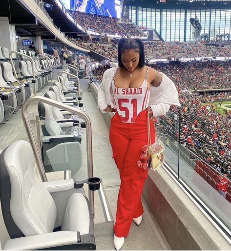 Football Wives Outfits, Miami Heat Game Outfit Women, Nfl Wag Outfit, Football Gf Outfits, Tailgate Outfit Cold, Superbowl Outfits Women, 49ers Outfit Women, Nfl Outfit Ideas Woman, Nfl Wife Outfits