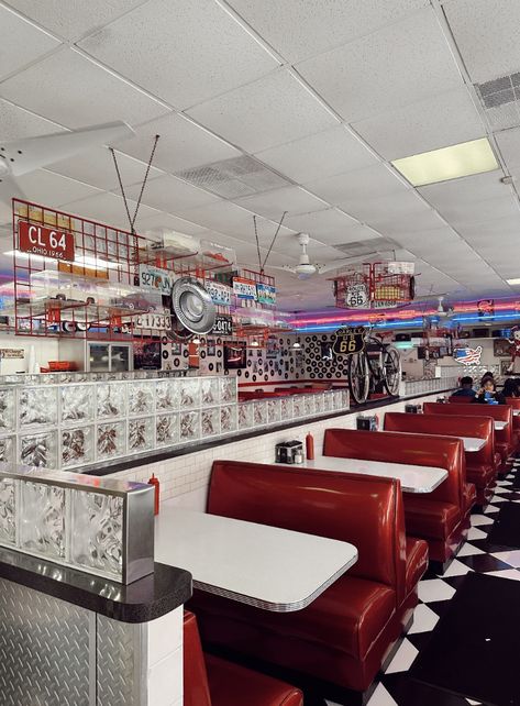 Vintage dinner, dinner, vintage, vintage inspo, booths, cds, vinyls, old, old school, summer, summer ideas Old School Restaurant Design, Old Fashioned Diner Aesthetic, American Diner Interior, Old Diner Aesthetic, Dinner Booth, Vintage Restaurant Design, 50s Food, 50s Dinner, Fast Food Restaurant Design