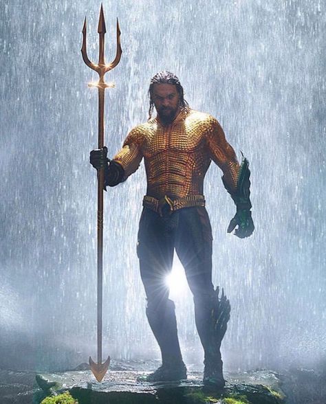 Please swipe for more images...Check out these exclusive teaser  pics of a new upcoming 1/2 scale Aquaman statue based on the 2018 @aquamanmovie starring top actor @prideofgypsies Jason Momoa  The base and museum style pose of the statue (shown in  picture 4) will be based off the movie poster (shown in picture 5) and the  detail/likeness of that portrait made from silicon and punched in hair is  realistically mindblowing  I cant imagine how Jason will react once he  sees this statue...he alread Aquaman Aesthetic, Aquaman Costume, Aquaman Jason Momoa, Aquaman Film, Aquaman Comic, Aquaman Movie, Dc Aquaman, Aquaman 2018, Aqua Man