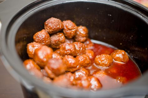 TanaLicious: Jack Daniels Meatballs | A nice appetizer for holiday parties.  We've also eaten leftovers in slider rolls with some grated sharp cheddar on top! Jack Daniels Meatballs, Whiskey Meatballs, Jack Daniels Recipes, Party Meatballs, Pampered Chef Party, Chef Party, Crock Pot Meatballs, Frozen Meatballs, Copycat Restaurant Recipes