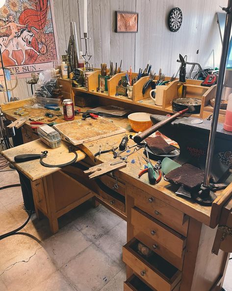 What my bench usually looks like vs how I would like it to be when I’m working🤣 I spend most of my time working looking for that tool I just had in my hand. #silversmith#workbench#metalsmithproblems Workbench Aesthetic, Silversmith Workbench, Silversmithing Studio, Silversmith Workshop, Dream Art Room, Jewelry Bench, Workshop Bench, Leather Work, Dream Art