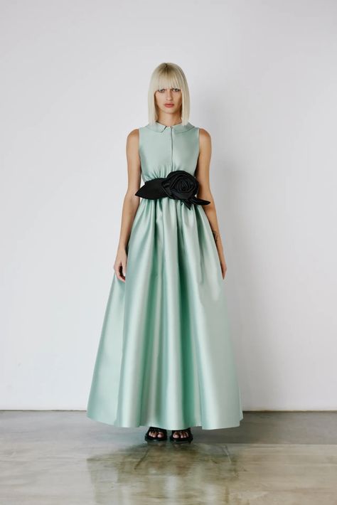 Outfit Printemps, Dice Kayek, Jenny Packham Dresses, Green Satin Dress, Light Green Dress, Green Evening Dress, Balloon Skirt, Embellished Shirt, Spring Couture