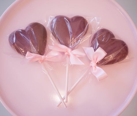 Chocolate Heart Lollypop, Valentines Day Chocolate Business, Lollipop Bouquet, Chocolate Lollies, Homemade Chocolate Bars, Bolo Fit, Valentines Day Chocolates, Galentines Party, Chocolate Lollipops, Spring Decorations