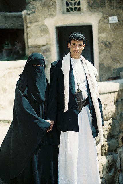 Young couple from Yemen "They were living in THEIR country"does it crime??? Traditional Clothing Around The World, Yemeni People, Umrah Package, Young Couple, Muslim Wedding, People Of The World, Yemen, Niqab, North Africa