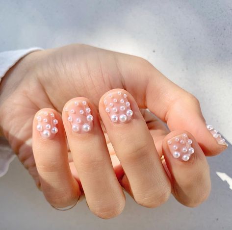 30 Minimalist Nail Art Ideas for 2019 | Glamour Snowflake Nail Design, Pearl Nail Art, Nagellack Trends, Gold Nail Polish, Celebrity Nails, Spring Nail Trends, Latest Nail Trends, Minimalist Nail Art, Nail Art Designs Summer