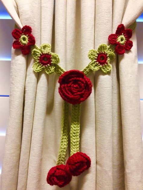 Crochet Curtain Tiebacks - 1 pair, apple green w/red rose by JinesCrafts on Etsy Wall Decoration Ideas, Crochet Headband Pattern, Flower Blanket, Crochet Curtains, Trendy Crochet, Crochet Decoration, Crochet Home Decor, Crochet Patterns Free Blanket, Granny Square Crochet Pattern