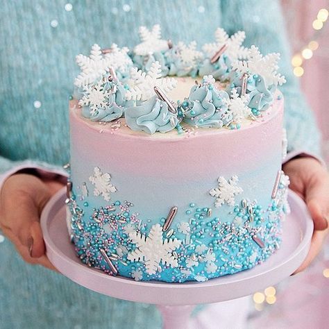 Frozen Party Cake, Elsa Torte, Frozen Birthday Party Cake, Peggy Porschen Cakes, Winter Wonderland Cake, Bolo Frozen, Frozen Party Decorations, Peggy Porschen, Wonderland Cake