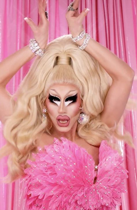 Memes Trixie Mattel, Trixie Mattel Photoshoot, Trixie Mattel Wallpaper, Trixie Mattel Makeup, Drag Queen Wallpaper, Trixie Costume, Drag Queen Race, Glam Barbie, Pink Disco