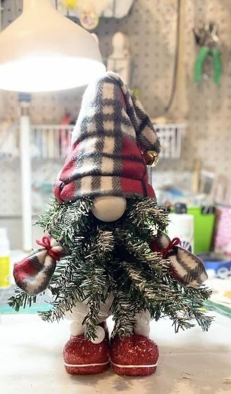 Gnome Wreaths, Craft Gnomes, Wooden Gnomes, Christmas Knomes, Gnome Tree, Gnome Ideas, Gnome Crafts, Winter Gnomes, Diy Gnome